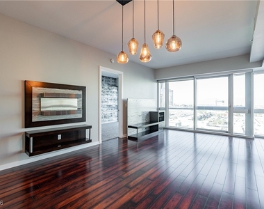 4471 Dean Martin Drive - Photo Thumbnail 5