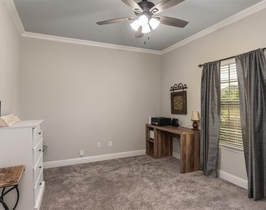 627 Redwood Drive - Photo Thumbnail 4