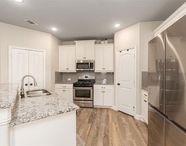 627 Redwood Drive - Photo Thumbnail 11