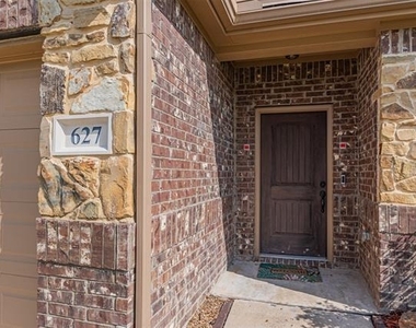 627 Redwood Drive - Photo Thumbnail 2