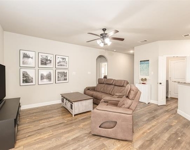 627 Redwood Drive - Photo Thumbnail 14