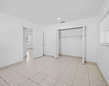 581 Nw 17th Place - Photo Thumbnail 7