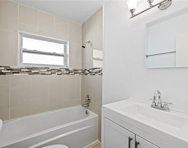 581 Nw 17th Place - Photo Thumbnail 5