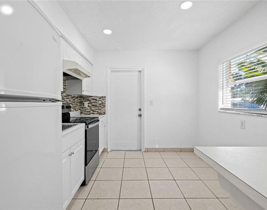 581 Nw 17th Place - Photo Thumbnail 2