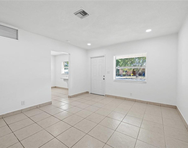 581 Nw 17th Place - Photo Thumbnail 4