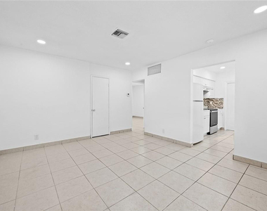 581 Nw 17th Place - Photo Thumbnail 3