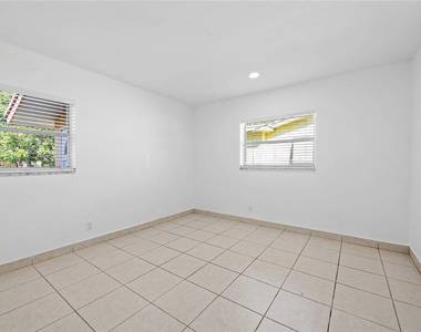 581 Nw 17th Place - Photo Thumbnail 6