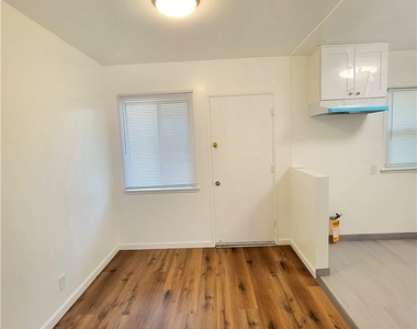 1316 1/2 Anaheim Street - Photo Thumbnail 4