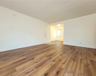 1316 1/2 Anaheim Street - Photo Thumbnail 3