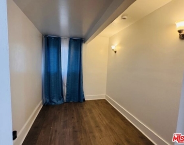 1100 W 48th Street - Photo Thumbnail 7