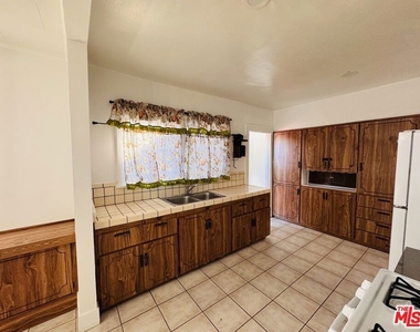 1100 W 48th Street - Photo Thumbnail 4