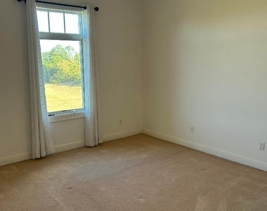 11627 Se Florida Avenue - Photo Thumbnail 6