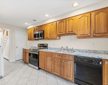 983 Warren Avenue - Photo Thumbnail 4