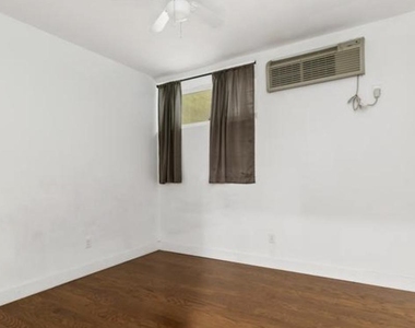1637 Poplar Street - Photo Thumbnail 3