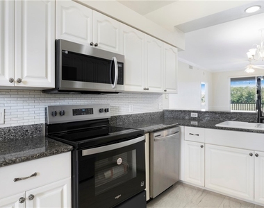 8600 Cedar Hammock Circle - Photo Thumbnail 5
