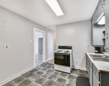 1021 Maple Street - Photo Thumbnail 6