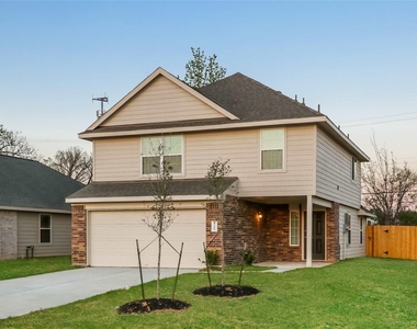8706 Lar-ree Oaks Circle - Photo Thumbnail 1
