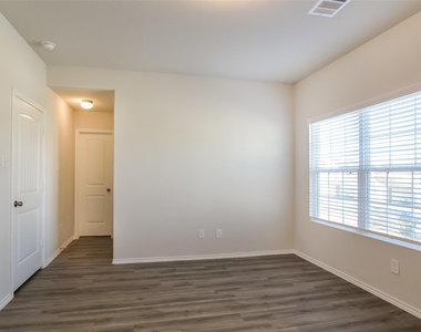 8706 Lar-ree Oaks Circle - Photo Thumbnail 6