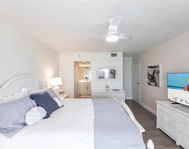 1055 W Peppertree Drive - Photo Thumbnail 9