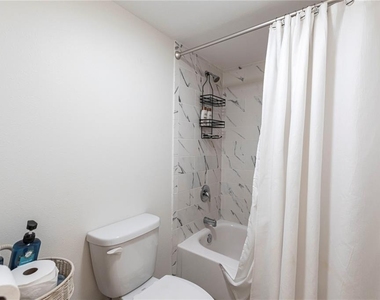 1055 W Peppertree Drive - Photo Thumbnail 12