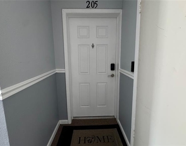 205 Lewfield Circle - Photo Thumbnail 4