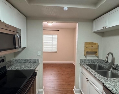 205 Lewfield Circle - Photo Thumbnail 7