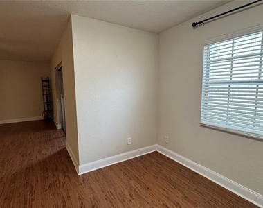 205 Lewfield Circle - Photo Thumbnail 8