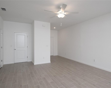 704 Nw 126th Terrace - Photo Thumbnail 10
