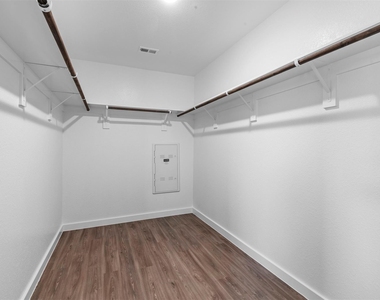 3003 Middleton Drive - Photo Thumbnail 8