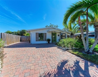 730 Fox Street - Photo Thumbnail 4