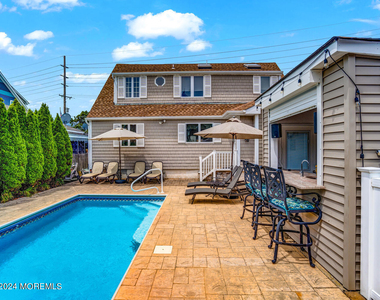 200 S Bayview Avenue - Photo Thumbnail 4