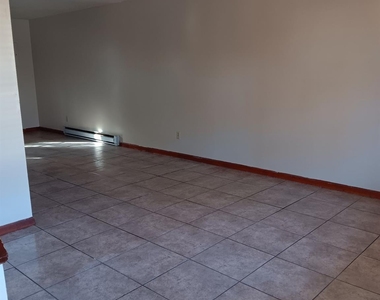 305 Kristin Lane - Photo Thumbnail 4
