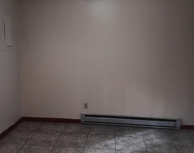 305 Kristin Lane - Photo Thumbnail 2