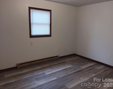 304 Kristin Lane - Photo Thumbnail 3