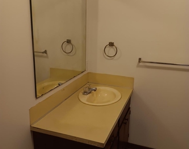 304 Kristin Lane - Photo Thumbnail 5