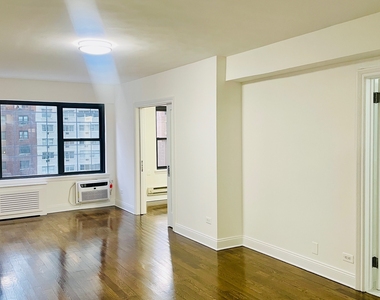East 57th Street / Third Avenue - Photo Thumbnail 3