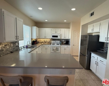 719 W Avenue Q10 - Photo Thumbnail 5