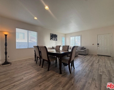 719 W Avenue Q10 - Photo Thumbnail 2
