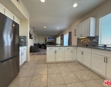 719 W Avenue Q10 - Photo Thumbnail 6