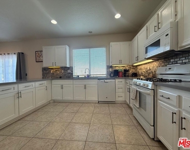 719 W Avenue Q10 - Photo Thumbnail 4