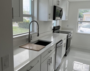 1015 S K Street - Photo Thumbnail 5