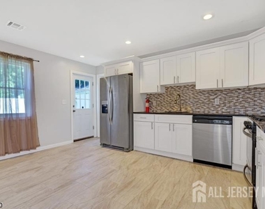 67 Woodland Avenue - Photo Thumbnail 7