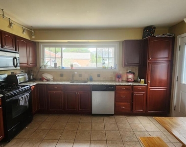 804 Carpenter Street - Photo Thumbnail 2