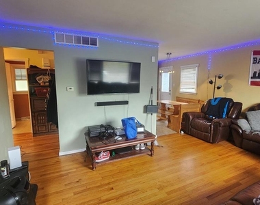804 Carpenter Street - Photo Thumbnail 5