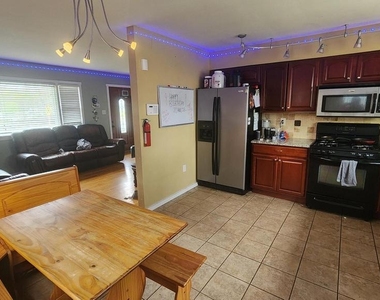 804 Carpenter Street - Photo Thumbnail 3