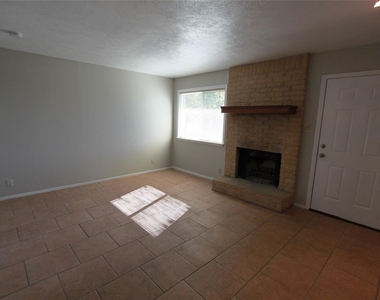 3904 Hudson Bend Rd - Photo Thumbnail 6