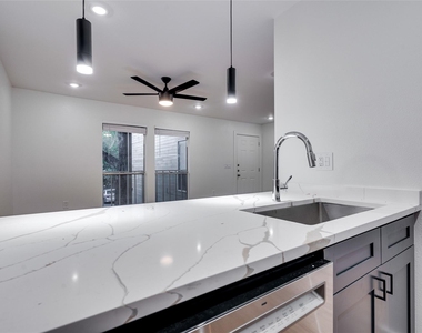 202 E 45th St - Photo Thumbnail 14