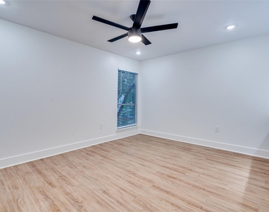 202 E 45th St - Photo Thumbnail 17
