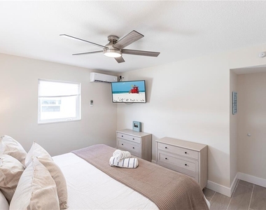 6020 Midnight Pass Road - Photo Thumbnail 11
