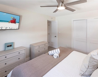 6020 Midnight Pass Road - Photo Thumbnail 16